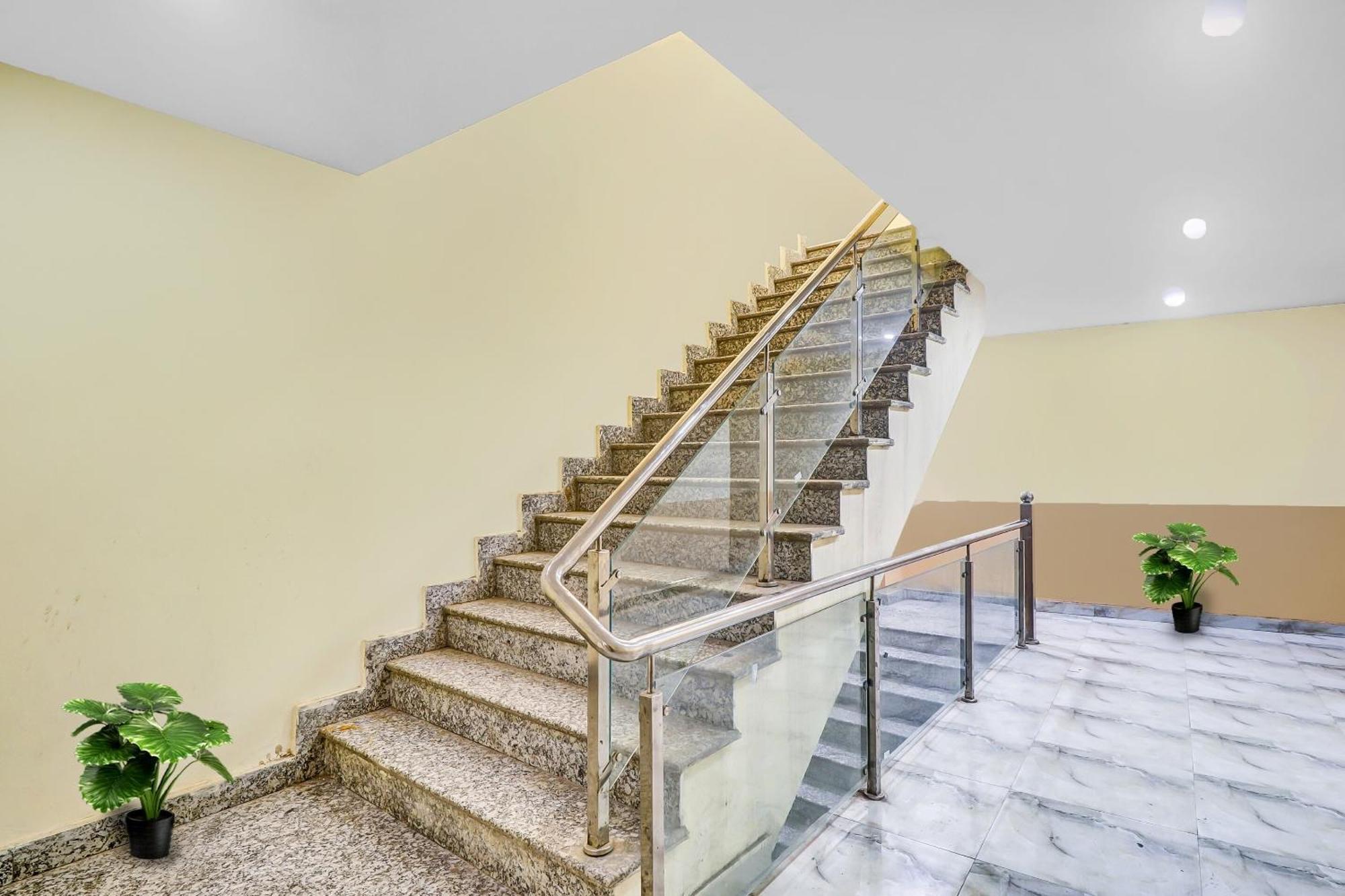 Hotel O Prince Home Stay Near Ambience Mall Nova Deli Exterior foto